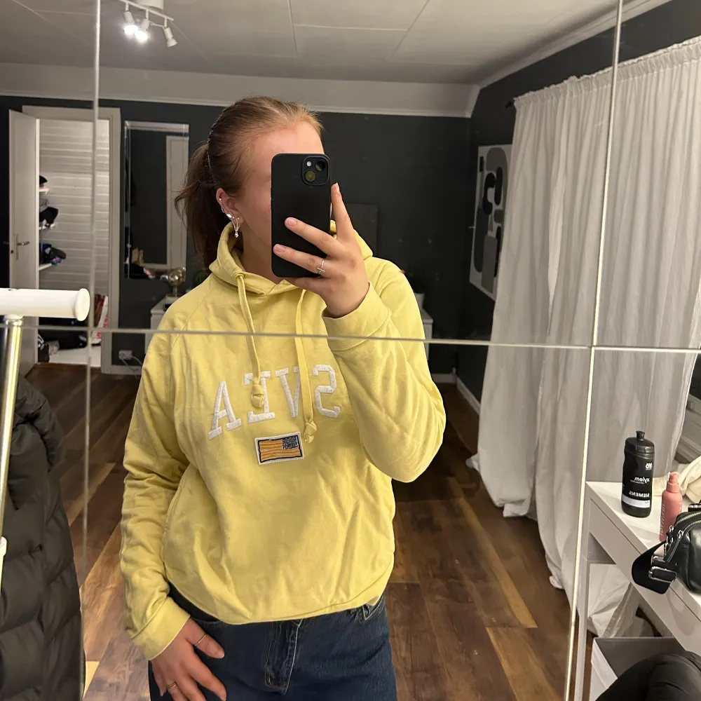 Gul fin hoodie ifrån SVEA i storlek L.. Hoodies.