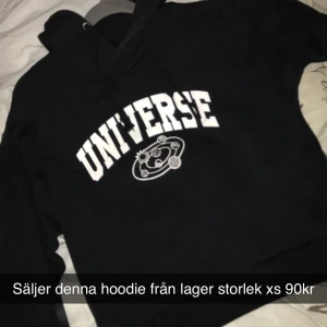 Hoodie från lager  - Den är i super skick