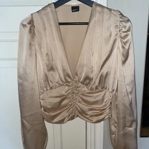 Fest blus - Fin festblus från gina tricot i storlek 36, använd 1 gång och i fint skick🥰