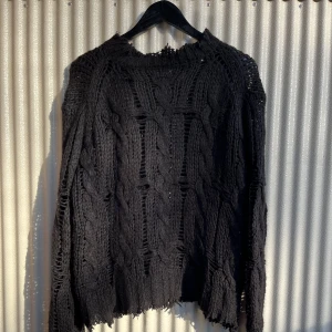 Acne Studios Low Gauge Knit - Svart knit från Acne. Glest stickad, s. k. ”Low gauge” på engelska, se bild 2. Toppen att layera med, eller kör svart tröja under för att det inte skall framstå lika tydligt. Nyskick, testad men aldrig använd. Generös passform, passar S-L beroende på fit.