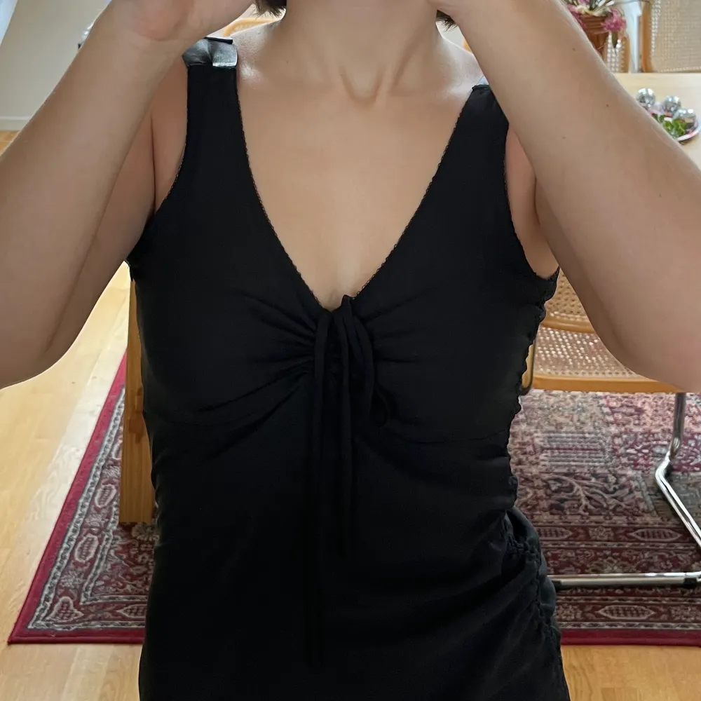 Fin lite asymmetrisk cocktailklänning med snörad rygg. Jag är en storlek S och den passar mig bra/aningen tajt. Klänningar.