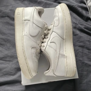 Nike Air force - Säljer mina Nike air force, väldigt bra skick, 8/10 storlek 38,5 men passar en 39, vid snabb affär kan priset sänkas, tar även byten, lite smutsig men lätta att göra rent