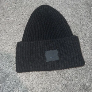 Svart acne mössa  - Säljer en svart acne mössa i superfint skick. Inte använd mycket alls 💗 säljer den för 500:-