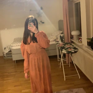 Rosa Klänning  - Säljer denna fina rosa klänning från NA-KD då jag inte använder den så mycket. Hör av er om ni vill ha mer info eller bilder!💓💓