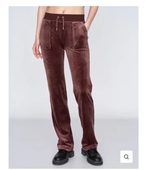 Bruna juicy byxor - Hej! Säljer/byter dessa byxor i strl S då dom är förstora för mig! Säljer dom för 900kr. Kan även tänka mig byta mot ett par i Xs i brun eller annan färg. De är helt oanvända endast testade och därav finns frf prislapp kvar. Hör av er vid intresse