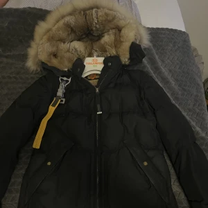 Parajumpers - Svart parajumpers vinterjacka. Modell Longbear. Jätteskön och varm jacka. Använd en vinter. Jackan är väl omhändertagen, ser nästan som ny ut, väldigt fint och bra skick. Storlek XS. Pris kan diskuteras. Köparen står för frakten. Betalning sker via Swish.