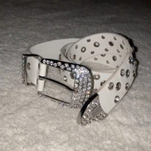 Rhinestone bälte - Bäste med rhinestones från asos. Storlek s, 95 cm långt. Jättebra skick.