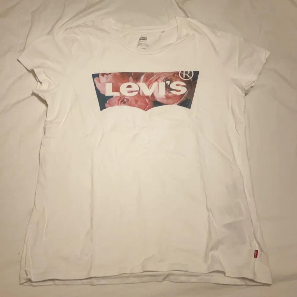 Fin Levis T-shirt som inte längre används och är i mycket fint skick🥰. T-shirts.