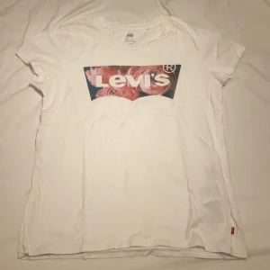 Levis T-shirt  - Fin Levis T-shirt som inte längre används och är i mycket fint skick🥰