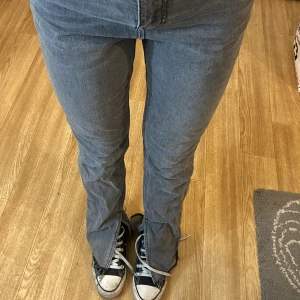 Grå jeans med slits - Nypris 600 kr. Jättebra skick då de inte har använts så mycket, lite slitna längst ner bara för att de är lite för långa för mig så jag trampar på de.. Skriv för fler bilder/info! Köpta på Gina. (Jag är 158 cm)