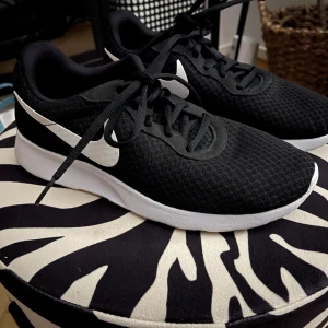 Nike skor strl 4 - Nike Tanjun strl 40 använda två gånger … köparen står för frakt  Upplevs som strl 39,5  Bud från 350