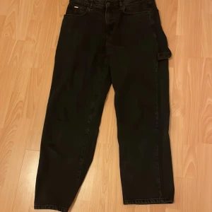 Eightyfive carpenter 34 - Använd ett fåtal gånger. Köpta för 800 kr från streetwear märket eightyfive. Storlek 34. Skulle inte säga att de är baggy mer straight fit. Säljes då de är För korta. Inga tecken på slitage o hål.