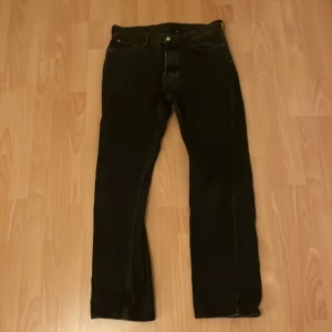 Weekday jeans Space 32/34 - Bra skick. Inget slitage och inga hål. Säljes då de är för små. Storlek 32/34