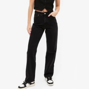 Svarta Jeans - Säljer svarta jeans från Monki i modellen Taiki med raka ben och högre midja i stl 25. Köpte dem för 400kr 💕 SÄNKT PRIS TILL 100KR