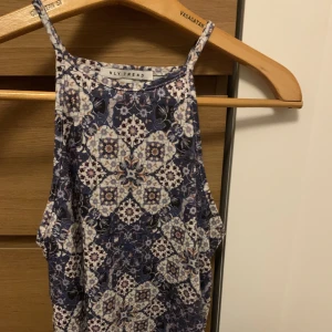 Linne - Färgglatt linne från NLY trend i storlek xs. Inga defekter och oanvänd. Jag är S och den passar mig ändå. 