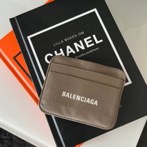 BALENCIAGA KORTHÅLLARE - Korthållare i fin brun färg 🤎 köpt på NK för 2000kr 2021. Säljer denna då jag har köpt en ny 🤎 
