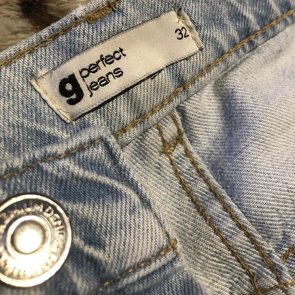 Ljusblåa jeans från Gina tricot, i bra skick enligt mig! (Ingen stretch!!) säljer dessa då jag inte får på mig dom längre över höften🥲OBS: kommit några små små lila prickar på dom som kommit efter att jag tvättat dom, vet ej varför tyvärr :/ . Jeans & Byxor.