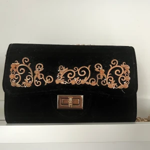 Väska  - Festlig väska i bra skick. 