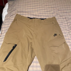 Nike (cargo) byxor - Extremt bra kvalitet, passar riktigt bra till vintern. Storlek 36 men sitter som mindre storlek, dessutom finns snöre att knyta med. 