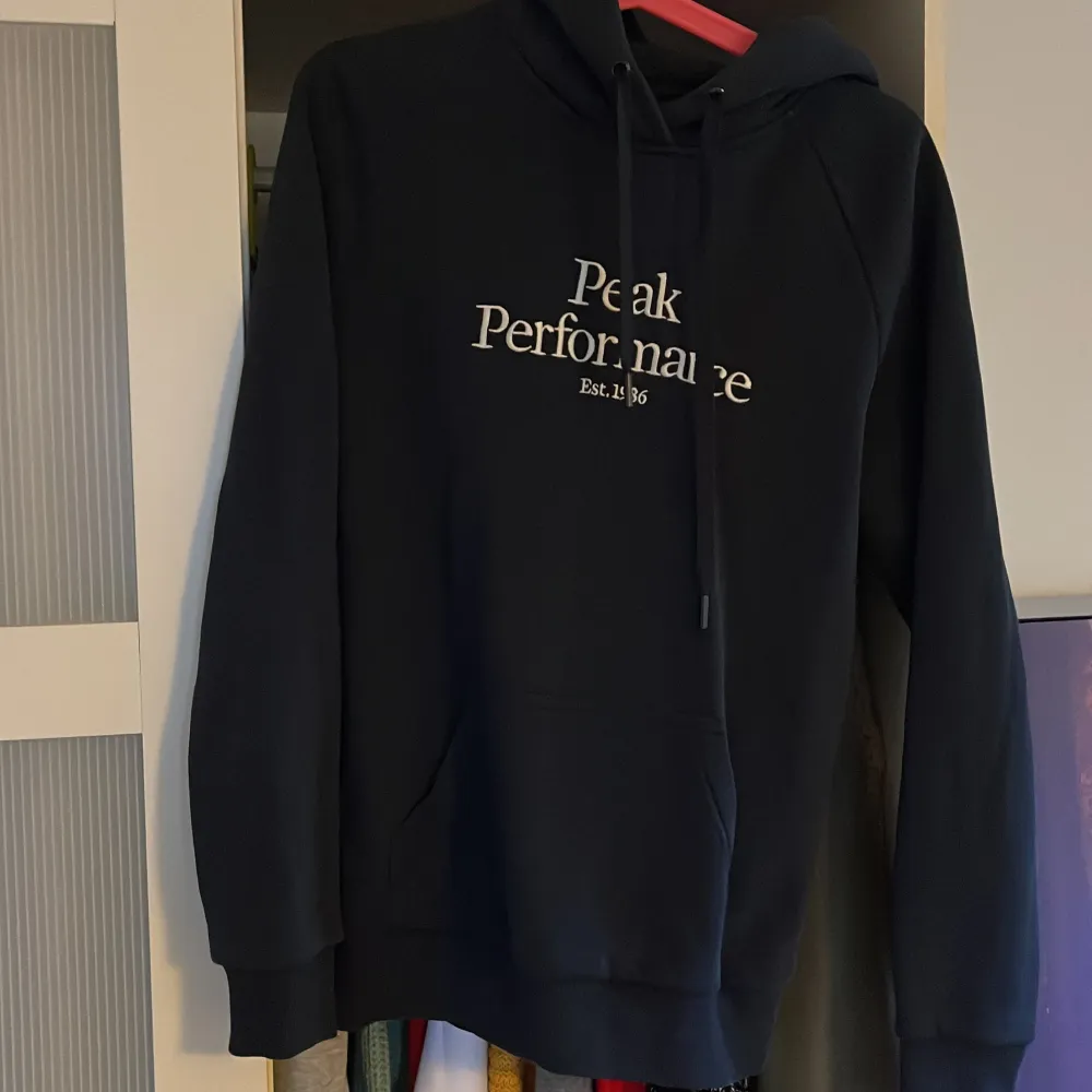 en marinblå/mörk blå peak performance hoodie i storlek M! Använd fåtal gånger så den är som ny! . Hoodies.