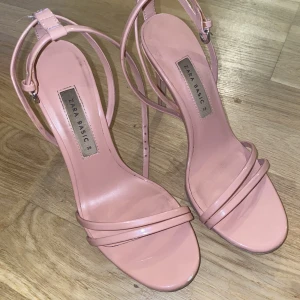 Klackskor  - Storlek 38 men kan ha dom som 37! 