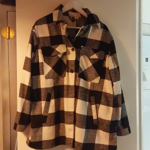 "Jacka" från H&M - Använd fåtal gånger  Lätt och smidig under sommaren Snygg till svarta jeans Bra skick