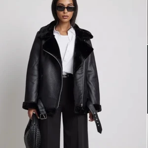 NA-KD PU-Jacka - Har kommit till användning endast en gång, helt slutsåld i hemsidan. Pris kan även diskuteras! Jackan säljs för 700kr