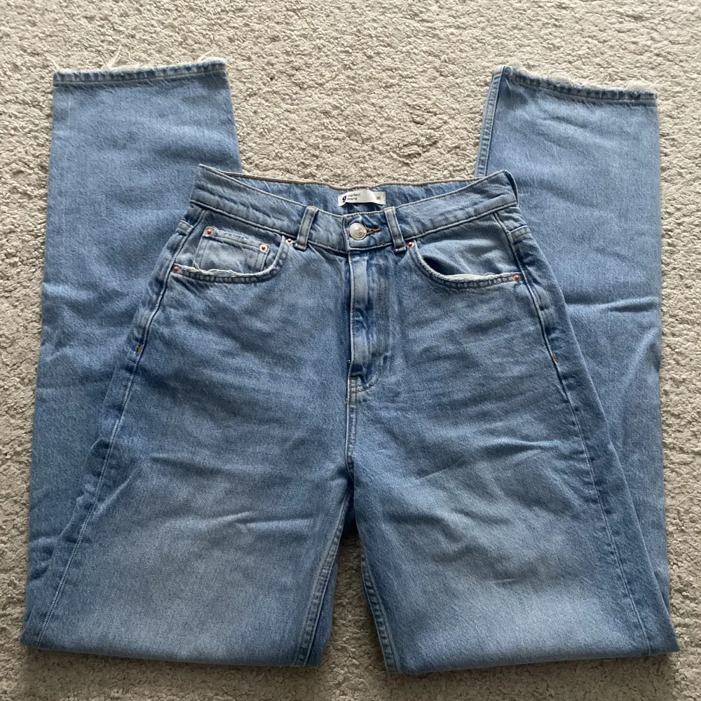 Snygga jeans från Gina tricot, med extra långa ben och utan stretch, köptes för 600kr och är helt oanvända 💗. Jeans & Byxor.