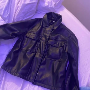 Jacka - SkinnJacka från hm i nyskick. Xs passar mig bra med S också. Nypris 400