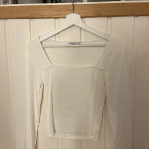 Långärmad tröja - Så fin långärmad tröja från stradivarius, den är helt oanvänd 
