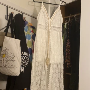 VIT JUMPSUIT - HELT NY! Köpte i Spanien. Aldrig använt. I helt ny skick. Köpte för ca 400 kronor. 