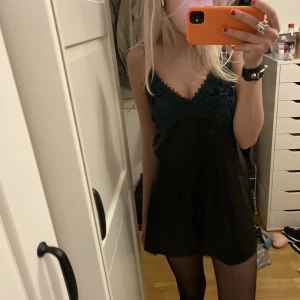 Zara Klänning  - Skit snygg grön/svart klänning från zara. Perfekt till fest eller nyår. Den har defekter på axelbanden som visas på tredje bilden men annars bra skick 