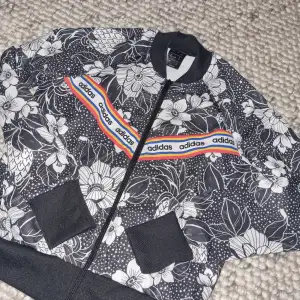 Även denna fina Adidas jacka / tröja med unikt mönster är i nyskick. Det är en Juniormodell strl 164 men är som en XS   Kan mötas upp i centrala Stockholm eller skicka om köparen betalar frakt