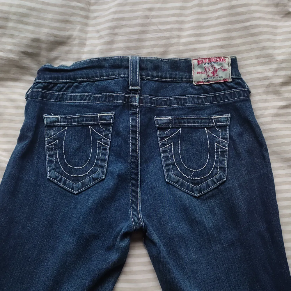 Ett par asfeta skinny true religion jeans, köpta på plick. Jag säljer dom då de inte passar. De är i storlek 28/M-typ och de är äkta. Skriv gärna om ni har funderingar eller om ni vill ha fler bilder 🍁 Pst, pris kan alltid diskuteras vid snabb affär 💞. Jeans & Byxor.