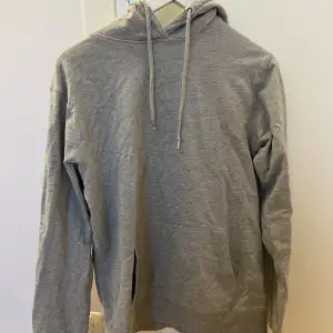 Enkel grå hoodie utan tryck, nästan aldrig använd men köpt för ett tag sen från lager 157! (Har inte kollat frakt än men det borde inte bli så dyrt)