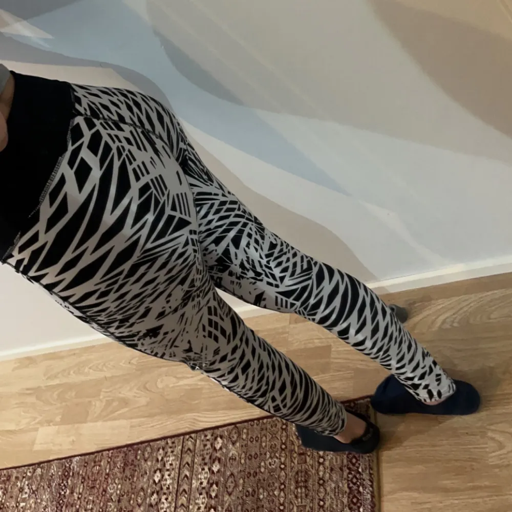 Ett par randiga leggings. Inte använt så mycket då dom är lite för stora för mig, funkar dock för de som fortfarande är S som mig men gillar sina leggings lite lösare. Dom är köpta på Stadium.. Jeans & Byxor.