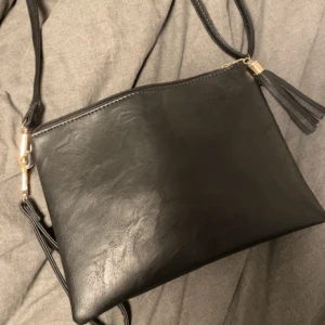 Väska  - Svart väska med långt band som går att ta av