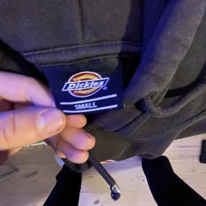 Dickies tröja - Säljer min Dickies tröja för den är får liten och gillar inte den sista speciellt mycket 