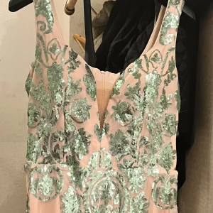 En festklänning som har alldrig använt  - Den är är jätte vackert och Väldigt fint skick och inga skador alls Jag har inte tagit på mig alldrig för jag behövde mindre xs men den är S storlek jag har köpt den före månad oktober på 1200 och 