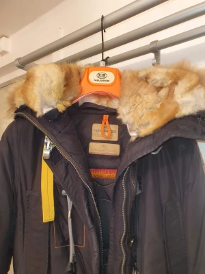 Äkta parajumpers, kodiak dam - Storelk xs, bra skick. En liten skada vid dragkedjan ungefär.