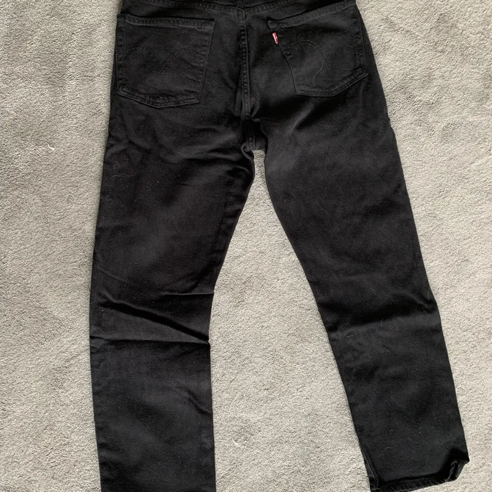 Säljer mina svarta jeans från Levi’s. Sparsamt använda och i bra begagnat skick. Säljer då jag aldrig använder dem.. Jeans & Byxor.