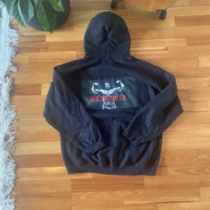 En helt splitterny Milfhunter hoodie, köptes i fel storlek. Inga fläckar eller andra defekter. Ord. pris: 500 kr