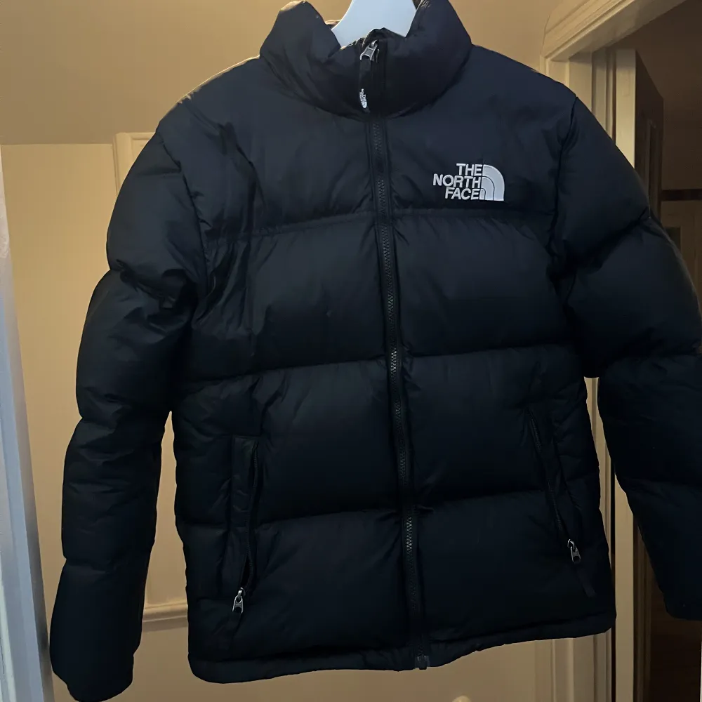 En North Face jacka i storlek xl för barn men passar dig med S. Inga skador alls finns på jackan, är köpt för 3500 kr. Jackor.