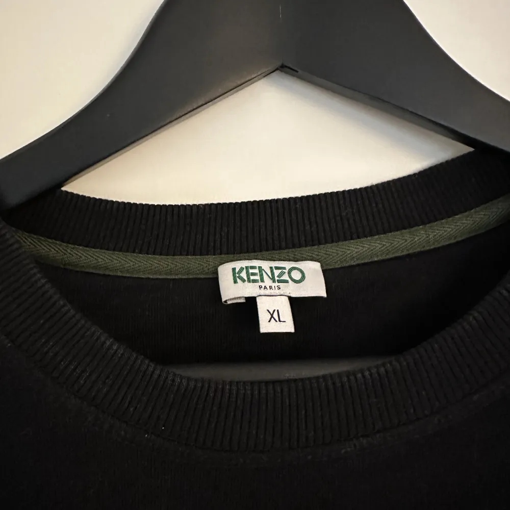 Säljer min kenzo tröja, jättefint skick, knappt använd.   Står storlek XL men passar bra på mig som har S/M.  Köpt på Room1006 för längesedan.  Säljer för 500kr . Tröjor & Koftor.