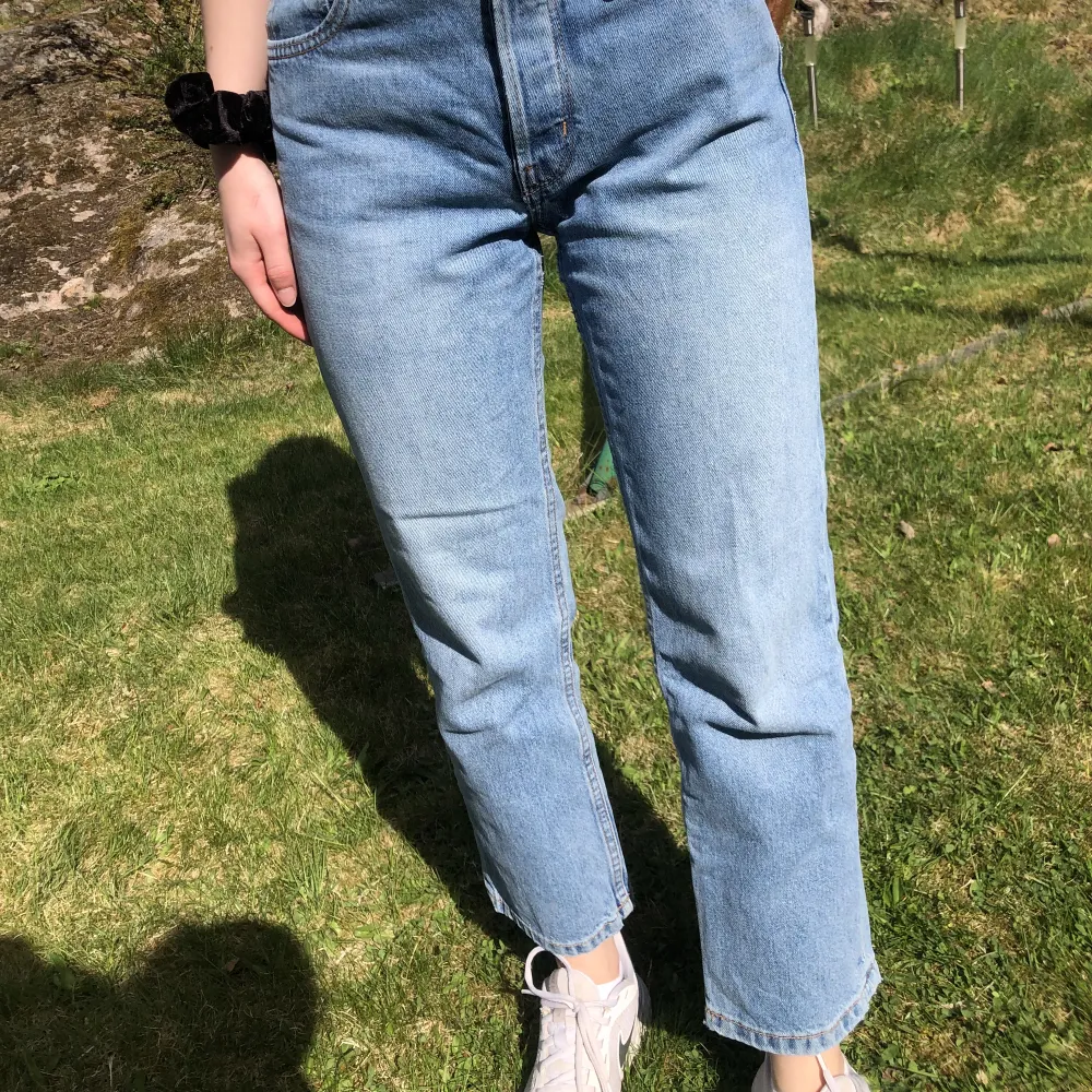 Blå jeans från mango i rak passform. Säljes i fint skick.. Jeans & Byxor.