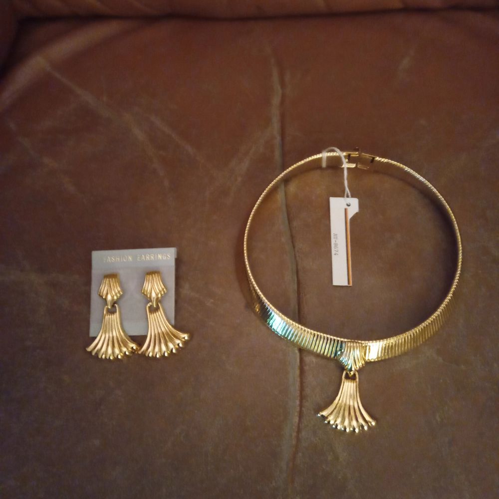 Guld Set halsband och örhängen Guldfärgade . | Plick Second Hand