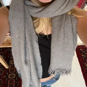 Grå halsduk  - Grå mysig halsduk !