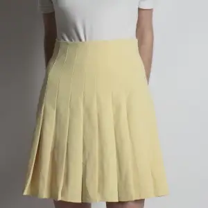 Längre tenniskjol från zara i pastell gul 