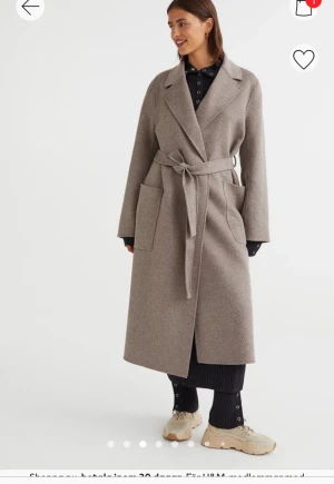 H&M kappa jacka  - Intressekoll på denna slutsålda vinterjacka. Det är färg på bild nummer 2 som jag säljer. Nypris 2000kr. Har för många jackor redan. Jackan går inte att få tag på längre i min färg och jag förstår varför. Kan vara den skönaste någonsin!