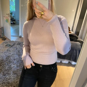 Stickad hoodie med ”torgvantar”  - En super skön ljuslila stickad hoodie med ”inbyggda” torgvantar som är super sköna! Den går också att ha utan vantarna. Passar xs - m eftersom det är stretchig, för referens är jag 163 cm. Använd ca 2 gånger så den är i nyskick. 